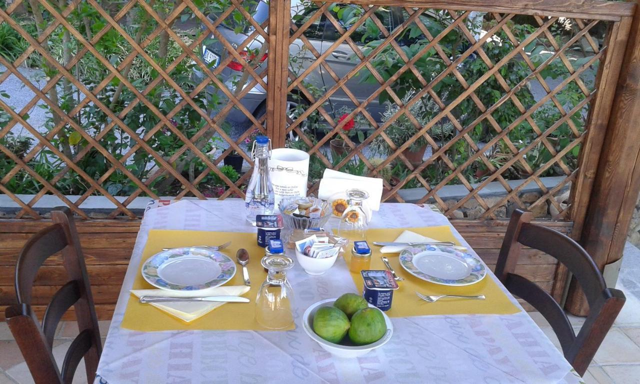 B&B Il Girasole SantʼAnna Arresi Dış mekan fotoğraf